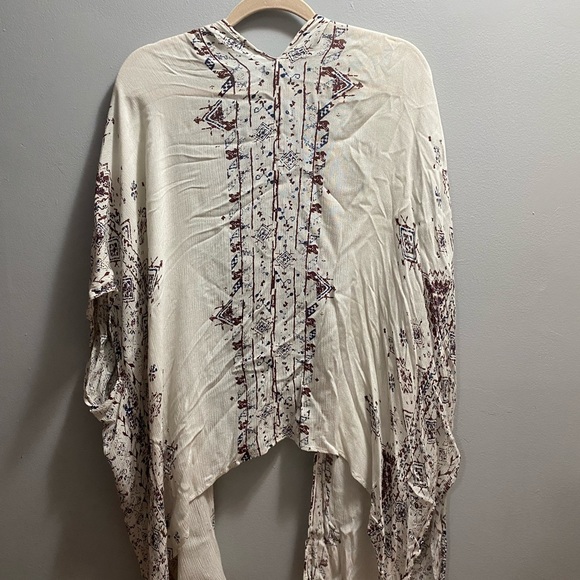 URBAN OUTFITTERS COVERUP - Picture 2 of 3